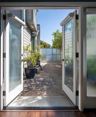 Interior. Venice Beach Cottage Retreat - Private & Peaceful