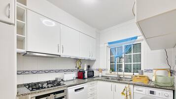 Kjøleskap, mikrobølgeovn, ovn og oppvaskmaskin