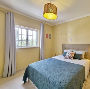 1 slaapkamer, een strijkplank/strijkijzer, internet, beddengoed