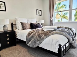 3 chambres, bureau, fer et planche à repasser, lit parapluie