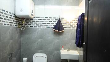 Familienvilla, Bergblick | Badezimmer | Dusche, kostenlose Toilettenartikel, Handtücher, Seife