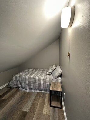 7 bedrooms, bed sheets