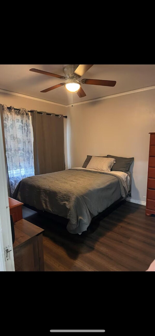 3 chambres, fer et planche à repasser, Wi-Fi, draps fournis