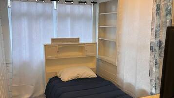 3 bedrooms, iron/ironing board, WiFi, bed sheets