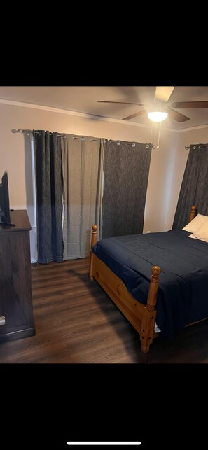 3 slaapkamers, een strijkplank/strijkijzer, wifi, beddengoed