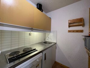 Réfrigérateur, micro-ondes, plaque de cuisson, lave-vaisselle