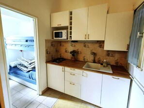 Kühlschrank, Mikrowelle, Herdplatte, Geschirrspüler