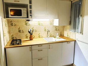 Kjøleskap, mikrobølgeovn, kokeplater og oppvaskmaskin