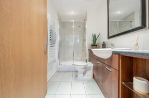 Douche, sèche-cheveux, serviettes fournies, savon