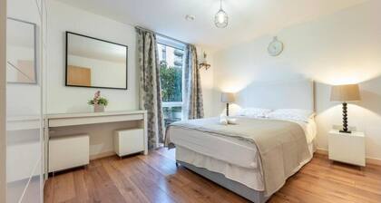 2 Bedroom 2 Bathroom Bright Modern Apartment Free Parking & Free Gym Access WiFi