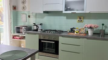 Fridge, microwave, oven, stovetop