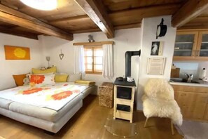 2 bedrooms, internet, bed sheets