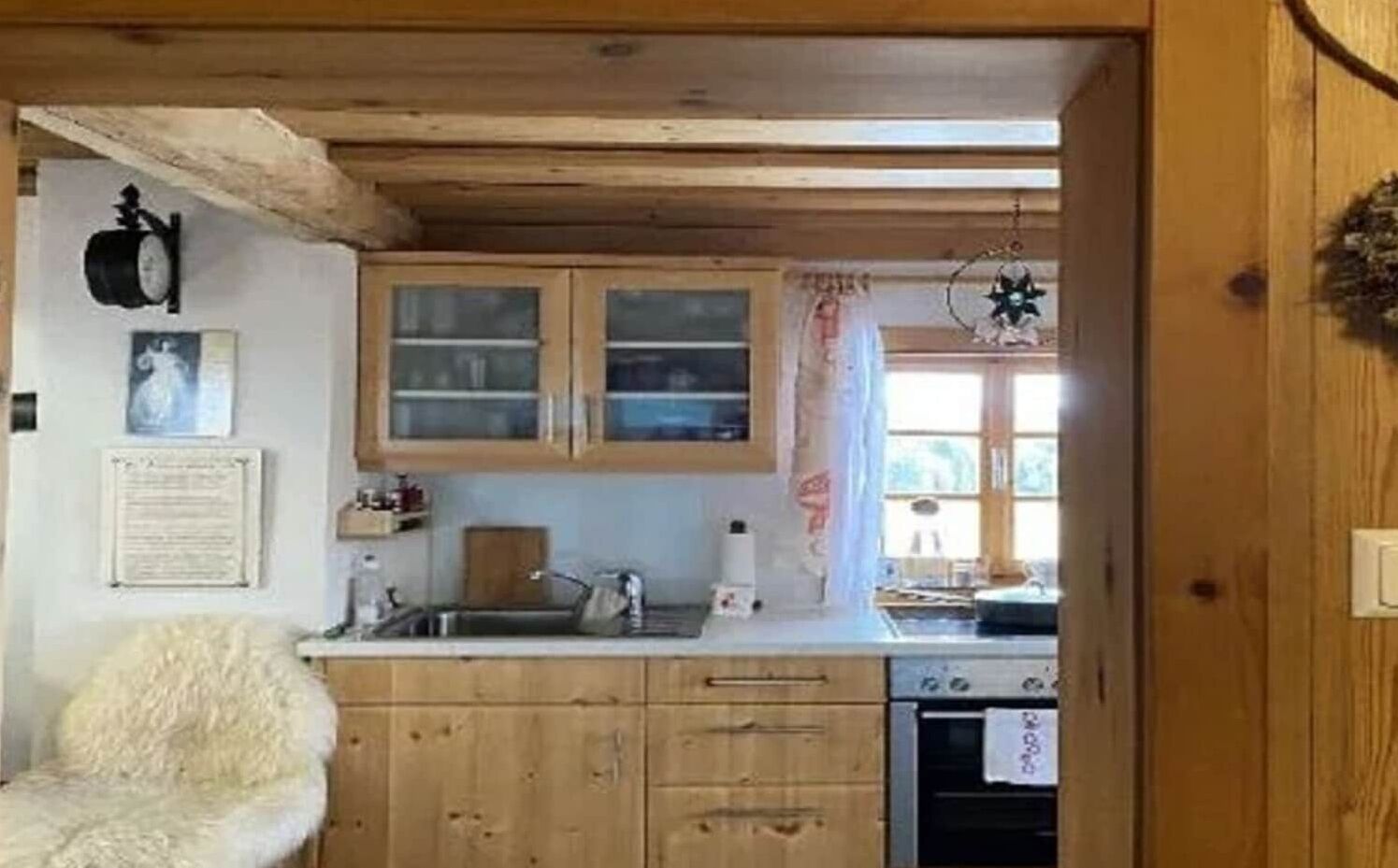 Kühlschrank, Ofen, Herdplatte, Wasserkocher mit Kaffee-/Teezubehör