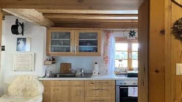 Kühlschrank, Ofen, Herdplatte, Wasserkocher mit Kaffee-/Teezubehör