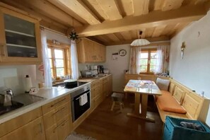 Fridge, oven, stovetop, coffee/tea maker