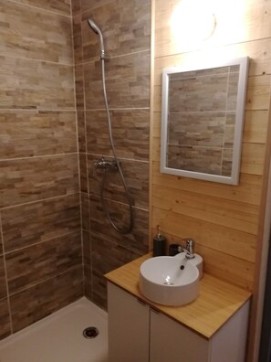 Chuveiro, papel higiênico