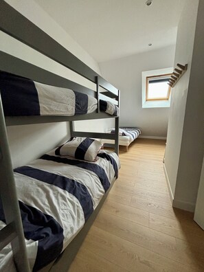 4 Schlafzimmer, Bügeleisen/Bügelbrett, kostenloses WLAN