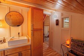 Hair dryer, towels - Jungle Retreat in Kona Cloud Forest Sanctuary, An unforgettable Cloud Forest Sanctuary retreat exper... (Kailua-Kona)