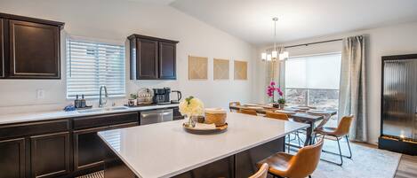 冷蔵庫、電子レンジ、オーブン、コンロ