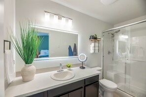 Shower, hair dryer, towels, soap - The Falls: Near Wallace Falls & Stevens Pass! (Gold Bar)