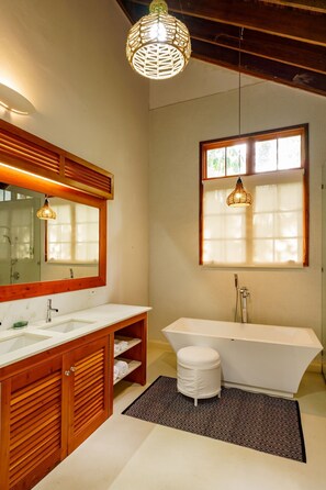 吹风机、毛巾、肥皂、卫生纸