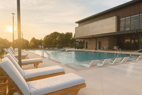 20%Monthly Discount! 7-Min Bike to Walmart Campus, Golf Sim, Sauna, Pets Welcome