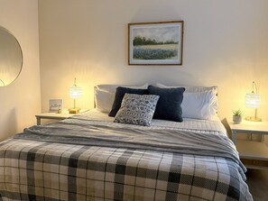 1 soverom, skrivebord, strykejern/-brett og reiseseng for barn