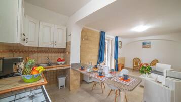 Fridge, oven, stovetop, coffee/tea maker