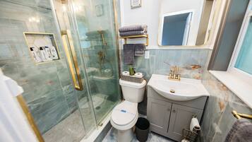 淋浴设施、吹风机、毛巾、肥皂