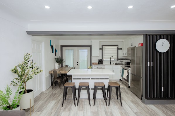 Microwave, oven, stovetop, dishwasher - Beautiful Retreat Haven/ 7 miles to beach (Pinellas Park)