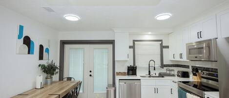 Microondas, horno, placa de cocina y lavavajillas