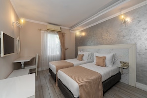 Deluxe kamer, 1 twee- of 2 eenpersoonsbedden, uitzicht op tuin | Luxe beddengoed, een kluis op de kamer, een bureau, gratis babybedden