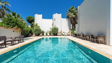 Außenpool (je nach Saison geöffnet), Sonnenschirme, Liegestühle