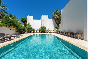 Seasonal outdoor pool, pool umbrellas, sun loungers - PORTO AZUL OTEL (Bodrum)