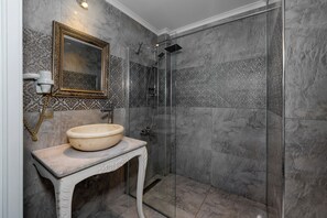 Habitación Deluxe con 1 cama doble o 2 individuales, vistas al jardín | Baño | Ducha, artículos de higiene personal ecológicos y secador de pelo