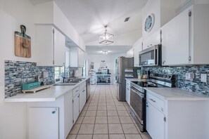 Mikrobølgeovn, ovn, kokeplater og oppvaskmaskin