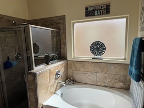 Serviettes fournies, savon, papier toilette