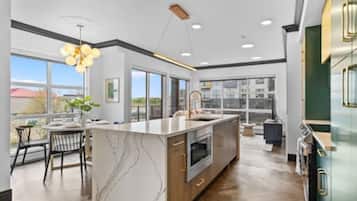 Microondas, horno, parrilla de estufa y lavavajillas