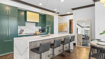 Micro-ondes, four, plaque de cuisson, lave-vaisselle