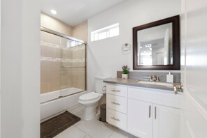 Haartrockner, Handtücher, Seife, Toilettenpapier