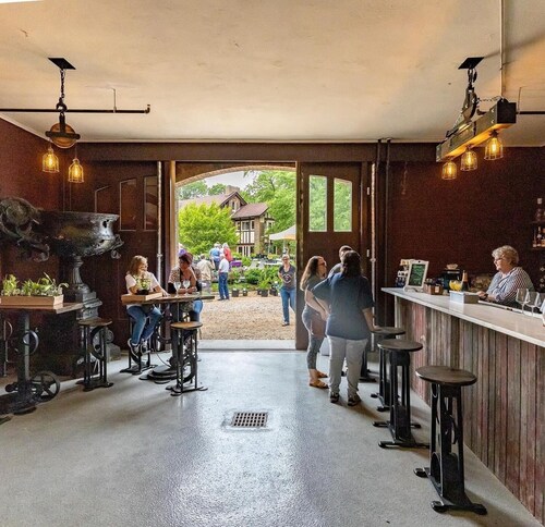 Experience a 3 bedroom historic apartment Rock Island, IL