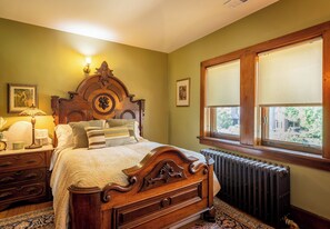 3 bedrooms, iron/ironing board, free WiFi, bed sheets - Experience a 3 bedroom historic apartment Rock Island, IL (Rock Island)