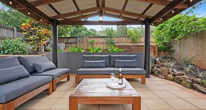 Botanic View Retreat: Modern Edge Hill Home with Pool & Views