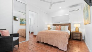 3 habitaciones, escritorio y tabla de planchar con plancha