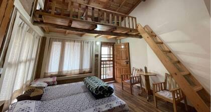 Tranquil View Cottage - Private Room with Balcony