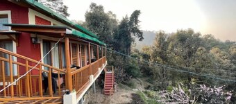Tranquil View Cottage - Private Room with Balcony