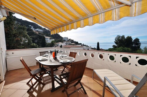 Apartment in Roses with Sea Views & Pool