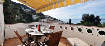 Apartment in Roses with Sea Views & Pool