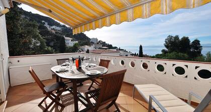 Apartment in Roses with Sea Views & Pool