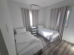 2 bedrooms, iron/ironing board, WiFi, bed sheets - Vista Stays... The Cot (Canaan)